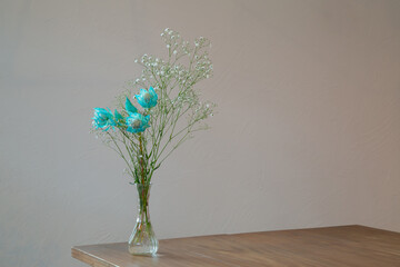 白い部屋に置かれたセルリアとカスミソウ