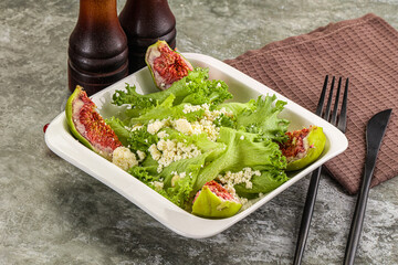 Salad with fig and sheep cheese