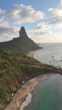 O imponente Morro do Pico se ergue sobre Fernando de Noronha, formando um dos cart&otilde;es-postais mais emblem&aacute;ticos da ilha, rodeado por mar azul e praias