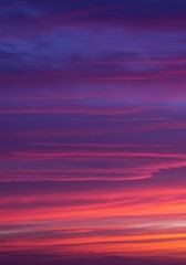 Naklejka premium A vibrant sunset with streaky purple and pink clouds.