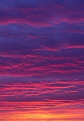 Obraz premium A vibrant sunset with streaky purple and pink clouds.