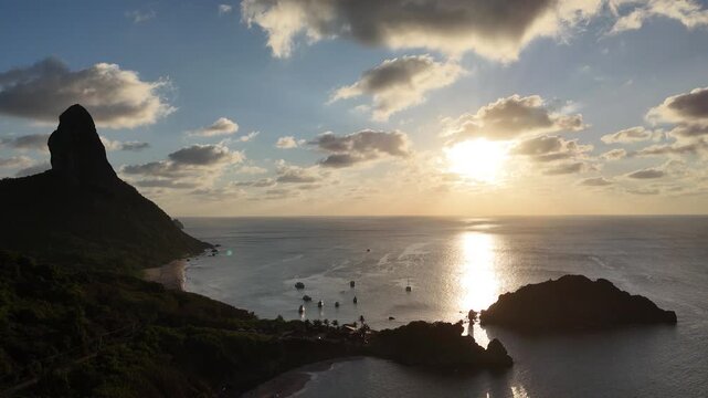 Hora dourada em Fernando de Noronha: horizonte em chamas, mar cintilante e fal&eacute;sias recortadas &mdash; espet&aacute;culo natural que celebra o fim do dia