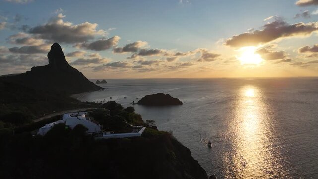 Forte de Noronha iluminado pelo p&ocirc;r do sol, revelando a mistura entre hist&oacute;ria e natureza em um dos cen&aacute;rios mais bonitos de Fernando de Noronha