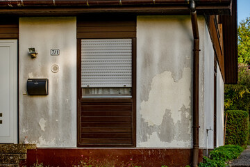 Gebäudeschäden an der Hauswand