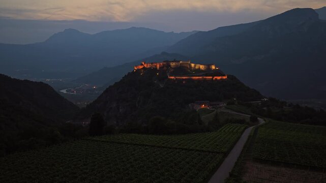 Panorama aereo estivo da drone al tramonto in 4K dei vigneti e di Castel Beseno a Besenello in Vallagarina nella Provincia di Trento nella Regione Trentino Alto-Adige, sulle Alpi in Italia