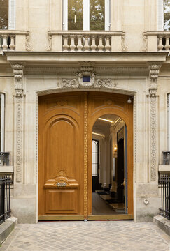 Double porte d'immeuble parisien haussmannien	