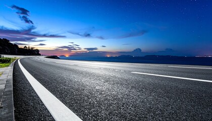 Naklejka premium 地平線に向かう道路の夜景