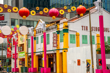 Singapore's Chinatown it's famous for its colorful heritage buildings, hiding old Chinese shophouses