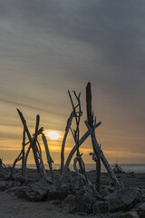 ニュージーランド　ウェスト・コースト地方にあるホキティカのビーチ・サインと夕日