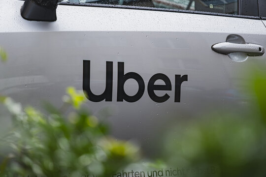 Uber logo on a side door of silver colored car