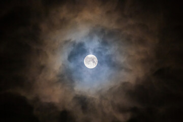 Obraz premium Vollmond schimmert durch Wolkendecke