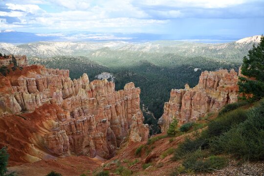 Stunning view of Bryce Canyon's hoodoos under a cloudy sky, showcasing the vibrant rock formations. - Powered by Adobe