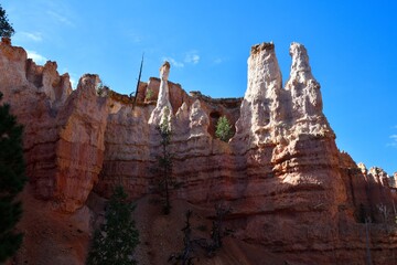 Naklejka premium Scenic view of Bryce Canyon's hoodoos under a bright blue sky. Peekaboo Loop Trail, Utah.