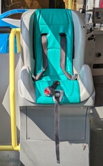 Asiento para bebé con cinturón de seguridad en un moderno autobús de transporte público