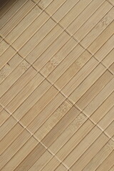 Papel de parede de madeira bege enfileiradas na diagonal. Textura de bambu, superfície de cerca de...