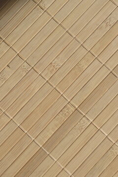 Papel de parede de madeira bege enfileiradas na diagonal. Textura de bambu, superf&iacute;cie de cerca de madeira fechada juntas