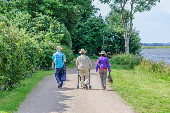 Familie unterwegs an der Ostsee