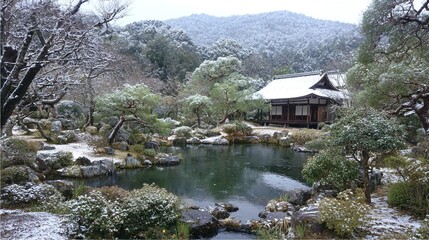 Obraz premium 雪化粧の京都の寺院庭園、静寂な冬の情景