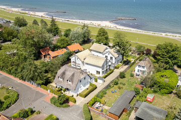 Luftbild vom Deichweg und der Ostsee in Schönberg Kalifornien