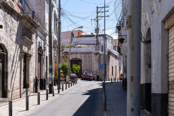 Sonnenbeschienene Kolonialgasse in Arequipa, Peru