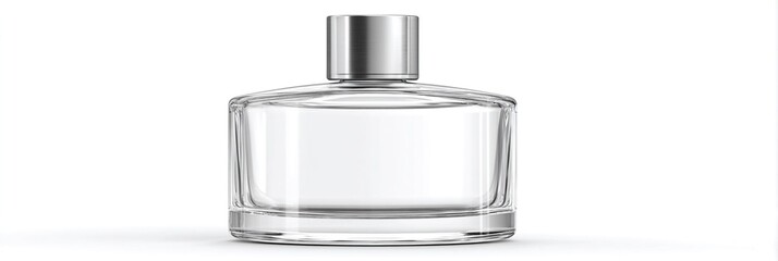 Flacone di profumo trasparente con tappo metallico lucido su sfondo bianco.