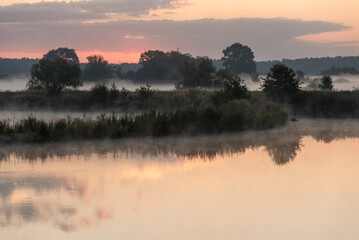 Wschód słońca nad wodą, letni poranek. © Elżbieta Kaps