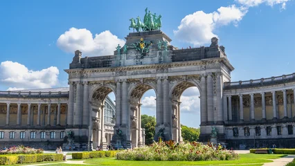 Fototapete Brüssel Brussels, Belgium, 08.10.2025, triple triumphal arch with many tourists, in the Cinquantenaire Park many people are milling around and admiring the quadriga riding high above, sunny day in Brussel  © Dieter
