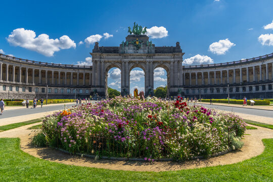 Brussels, Belgium, 08.10.2025, triple triumphal arch with many tourists, in the Cinquantenaire Park many people are milling around and admiring the quadriga riding high above, sunny day in Brussel