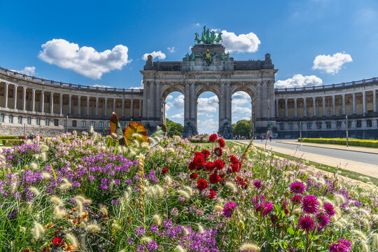 Brussels, Belgium, 08.10.2025, triple triumphal arch with many tourists, in the Cinquantenaire Park many people are milling around and admiring the quadriga riding high above, sunny day in Brussel