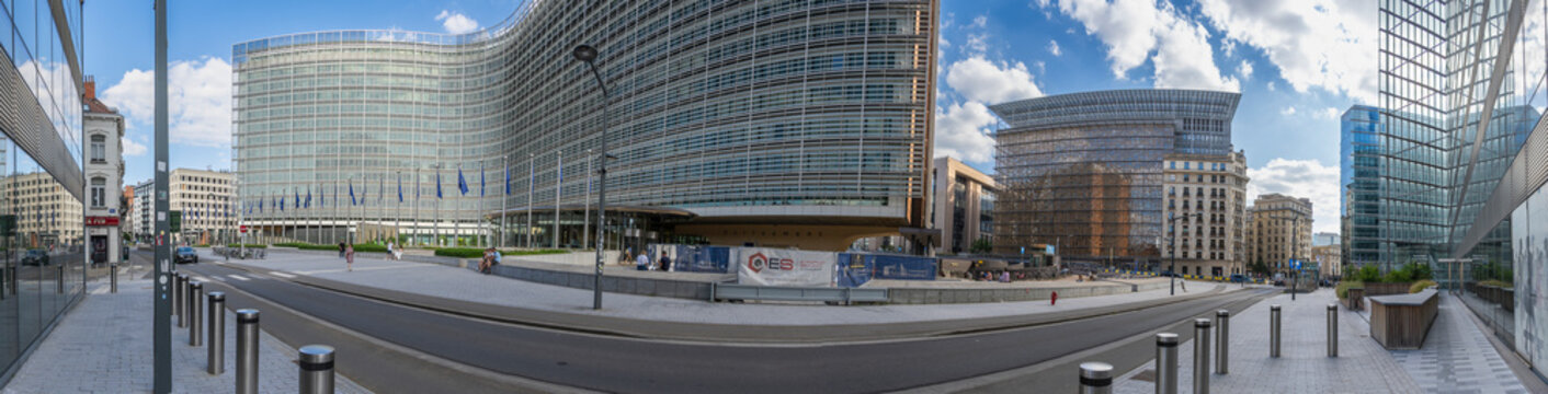 Brussels, Belgium, 08.10.2025, EU under construction, Construction site in the centre of EU Buildings. many is to do, parliament at work outside, amazing cloud scraper mirroring in facade from glas