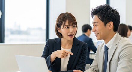 同僚のアイデアに驚く日本人女性ビジネスウーマン