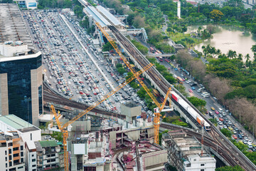 Obraz premium This pictures show the development of this city. There are two channels of transportation; travelling with a skytrain and driving cars on the road. There are also the areas under the construction