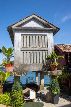 Traditional stone and wood granaries on the banks of the Combarro estuary. Popular Galician architecture by the sea in a picturesque setting steeped in history. Spain