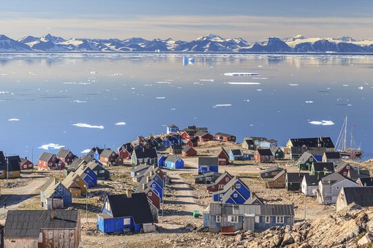 Inuit settlement at fjord in front of mountains, icebergs, sunny, Ittoqqortoormiit, Scoresby Sund, East Greenland, Greenland
