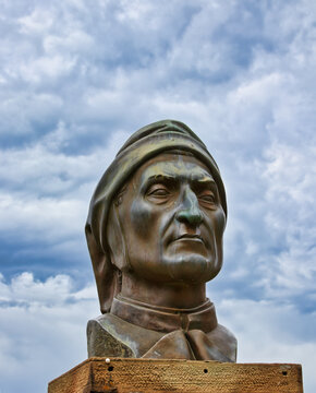 monument of Dante Alighieri, romena Arezzo