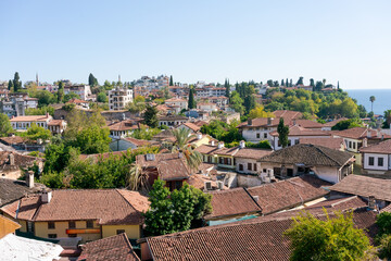 Obraz premium View of a town with many houses and a blue ocean in the background