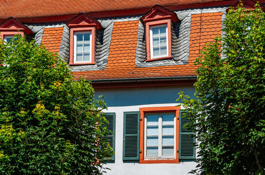 Durchblick zu einem historischen Geb&auml;ude.