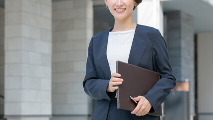 書類を持ったビジネスウーマン