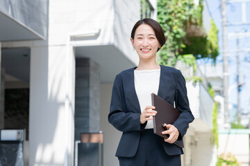 スーツを着た若い女性