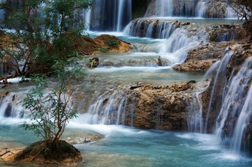 Naklejka premium Serene waterfall cascading over rocky steps