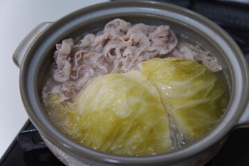 キャベツと豚肉の鍋を作る様子