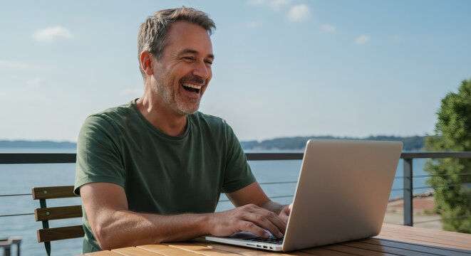 Homem Sorridente ao Ar Livre com Laptop