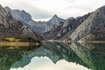 Fototapeta premium Reflections of the mountain above the Riaño Reservoir. Leon Mountain. Yordas Peak