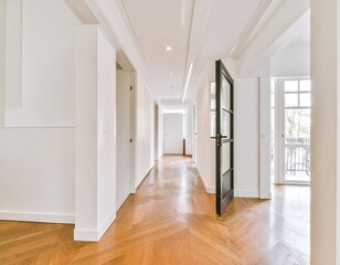 Obraz premium Bright hallway with hardwood floors and glass door