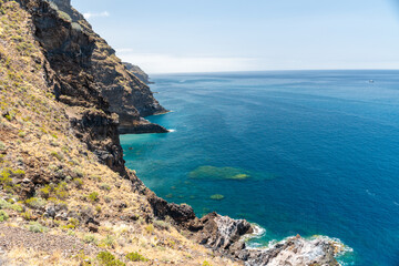 Atlantik und Klippen bei Poris de Candelaria - Häuser in den Felsen am Meer – La Palma
