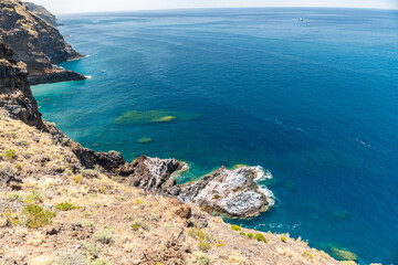 Atlantik und Klippen bei Poris de Candelaria - Häuser in den Felsen am Meer – La Palma
