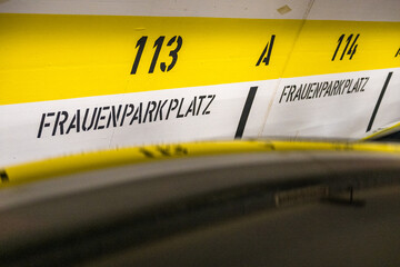 Schrift Frauenparkplatz