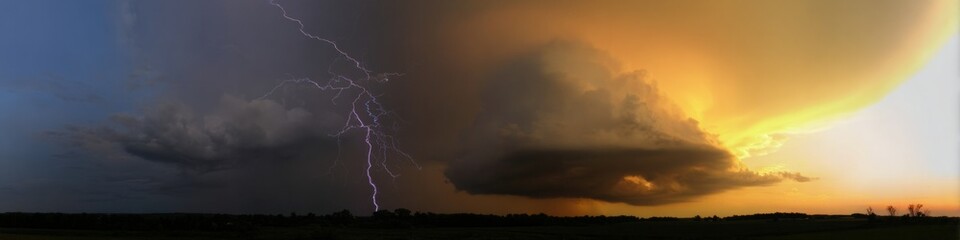 Obraz premium A stormy sky with a lightning bolt and a large cloud