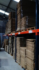 Producción industrial de cajas de cartón
Fábrica moderna de empaques y embalajes