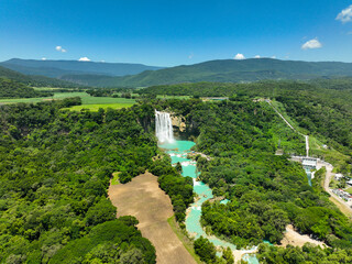 Maravilla turquesa en la selva mexicana
Paisaje aéreo de la cascada más icónica de México